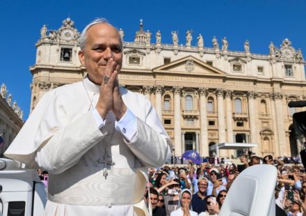 Papa: “A Eucaristia celebra-se não só no altar, mas também na vida quotidiana” – Vatican News