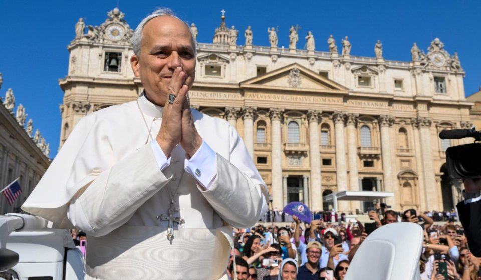 Papa: “A Eucaristia celebra-se não só no altar, mas também na vida quotidiana” – Vatican News