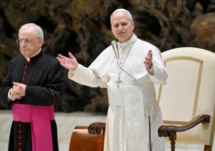 Papa: Deus fala através da Bíblia, devemos interpretá-la sem fundamentalismos – Vatican News