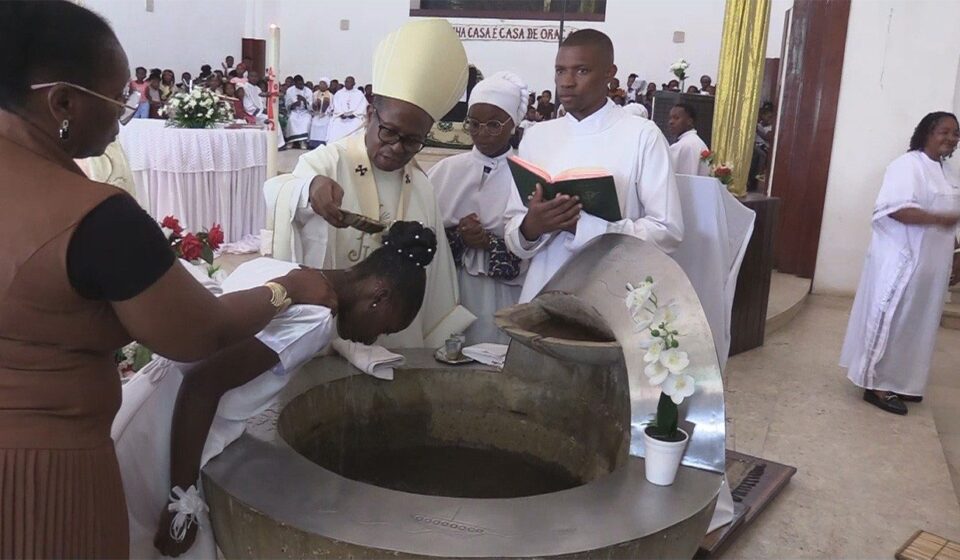 Páscoa em Nampula: Dom Inácio apela à paz e 55 jovens recebem o baptismo – Vatican News